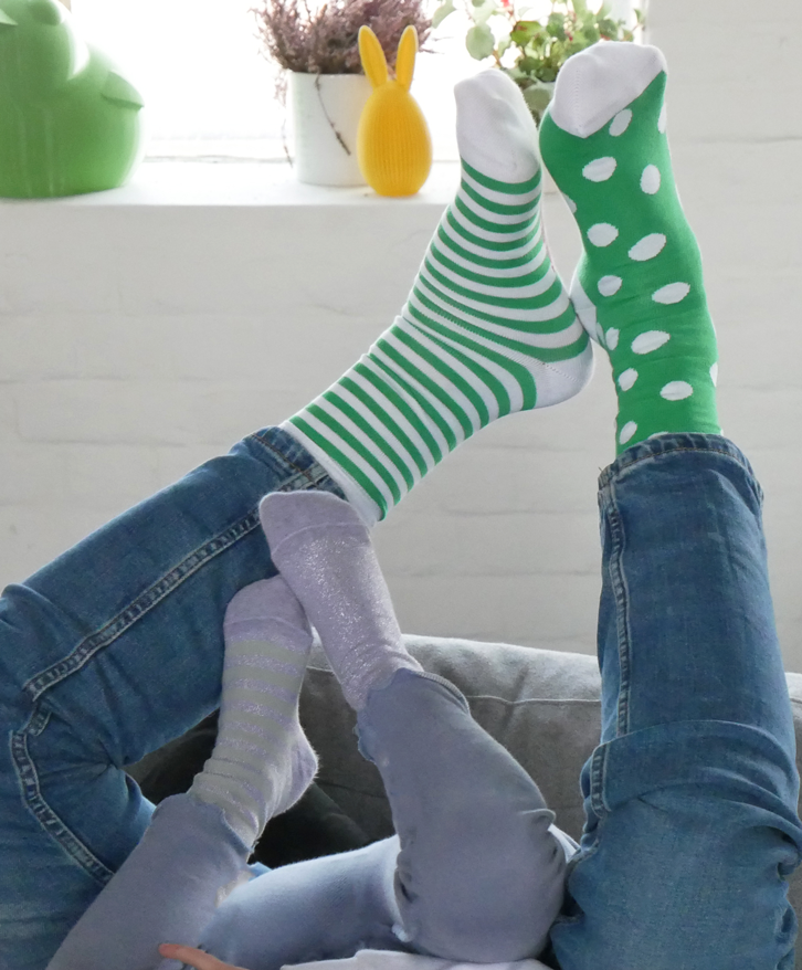 Chaussettes hautes dépareillées pois et rayures -