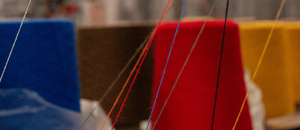Bobine de fils de laine mérinos sur machine à tricoter