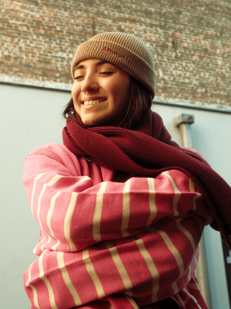 Bonnet couleur sable brodé Amour, pull rayé style marinière et écharpe bordeaux