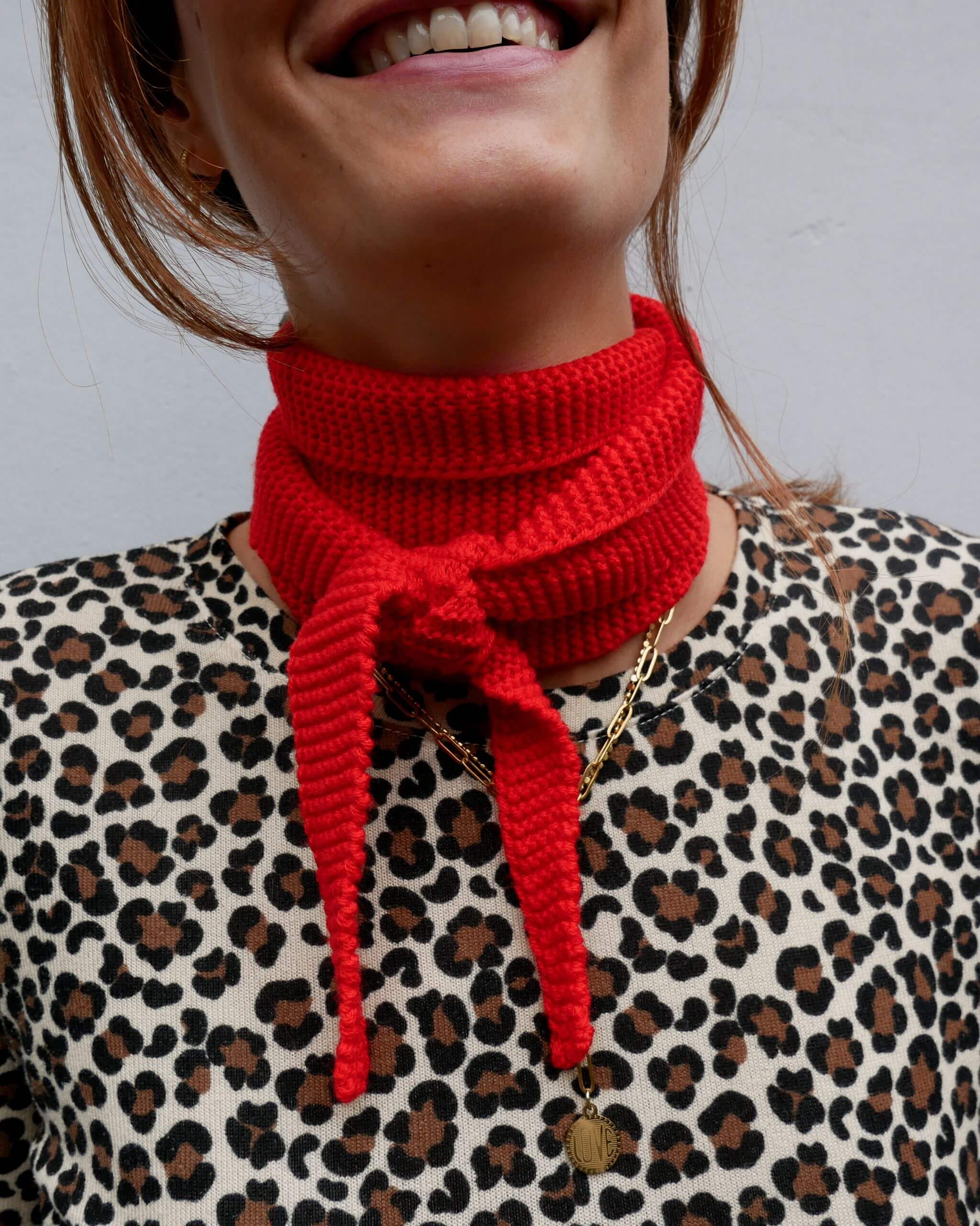 Foulard en laine mérinos coquelicot porté autour du cou - Sophie Scarf made in France dans notre atelier de Roubaix par Les Trois Tricoteurs
