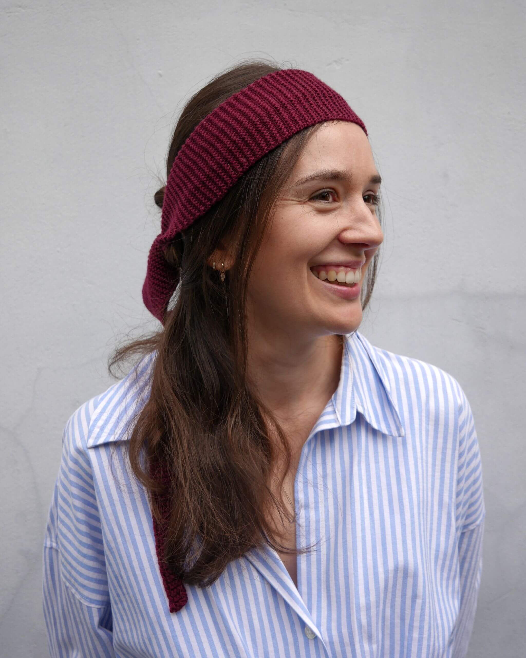 Foulard en laine mérinos bordeaux porté dans les cheveux - Sophie Scarf made in France dans notre atelier de Roubaix par Les Trois Tricoteurs