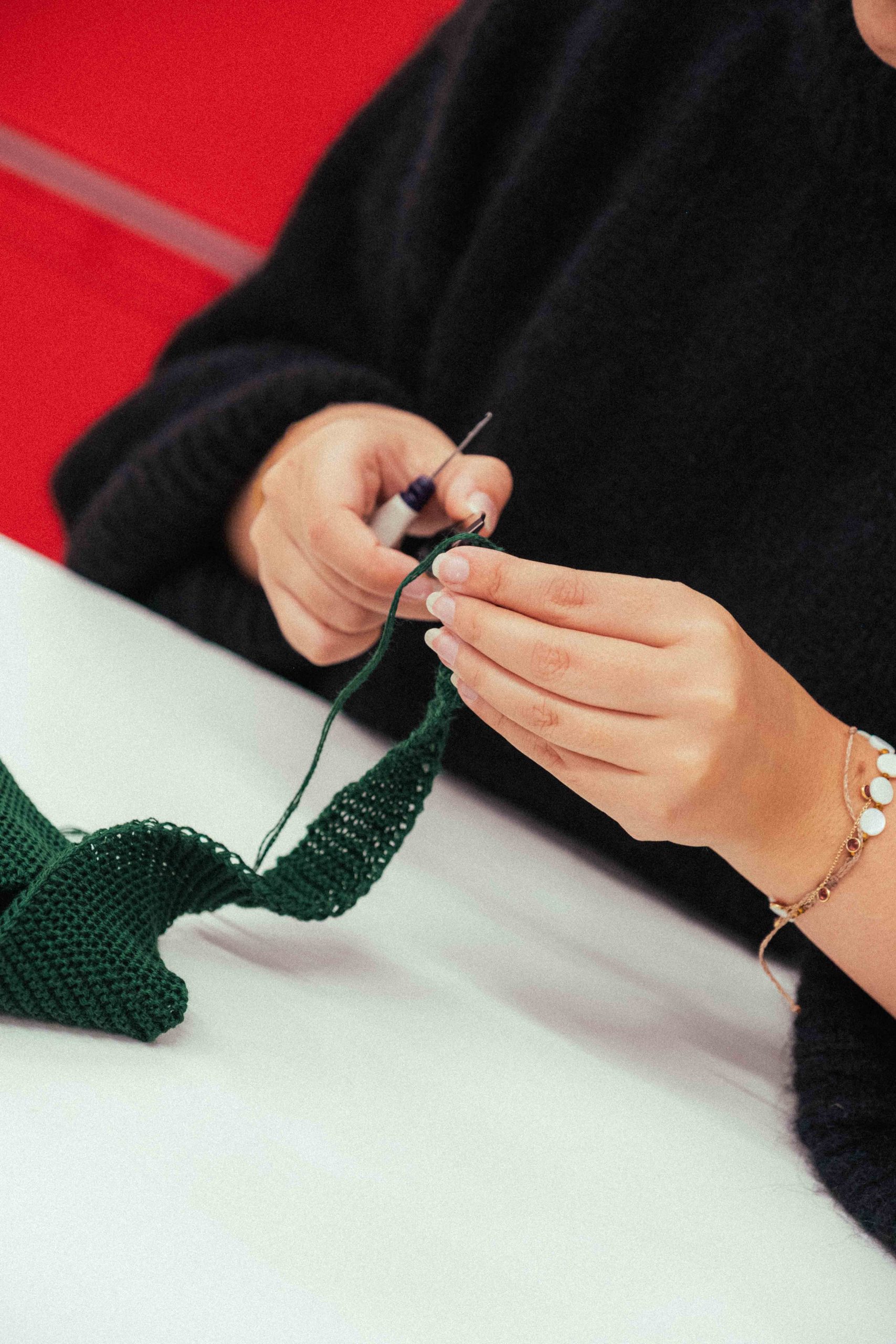 Finition par Sarah de l'équipe produits Les Trois Tricoteurs du produit le foulard en laine merinos made in France dans notre atelier de Roubaix